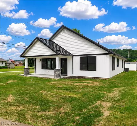 1545 Roanoke Ave, Uhrichsville, OH 44683