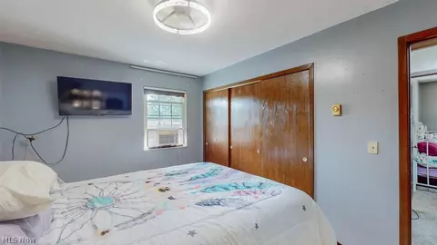 Bedroom - 38667 Chestnut Ridge Rd, Elyria, OH 44035 photo 2 of 7