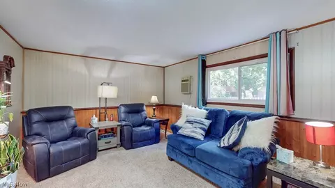 Living - 38667 Chestnut Ridge Rd, Elyria, OH 44035 photo 2 of 3