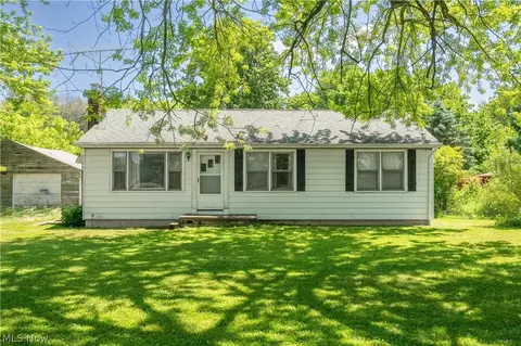 8753 S Duck Creek Rd, Berlin Center, OH 44401