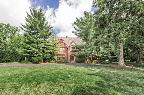 2800 Attleboro Rd, Shaker Heights, OH 44120