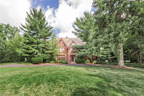 2800 Attleboro Rd, Shaker Heights, OH 44120