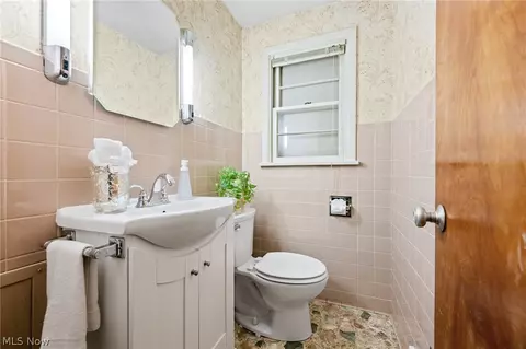Bath - 806 E Warner Rd, Akron, OH 44319 photo 1 of 2