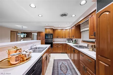 Kitchen - 806 E Warner Rd, Akron, OH 44319 photo 3 of 4