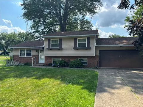 8597 Elmfield St NW, Canal Fulton, OH 44614