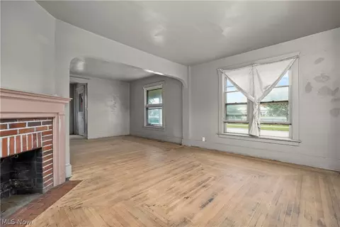 Living - 611 West Ave, Elyria, OH 44035 photo 6 of 8