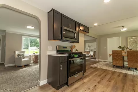 Entry Way - 2986 Bishop Rd, Willoughby Hills, OH 44092 photo 1 of 2