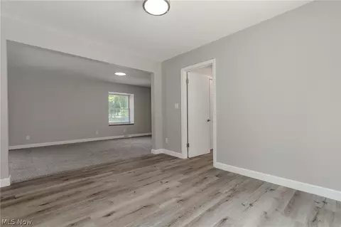 Living - 2986 Bishop Rd, Willoughby Hills, OH 44092 photo 2 of 8