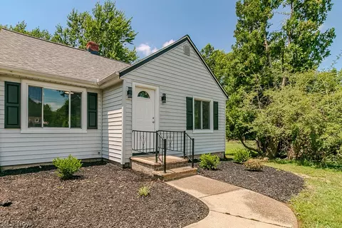 Exterior - 2986 Bishop Rd, Willoughby Hills, OH 44092 photo 2 of 7