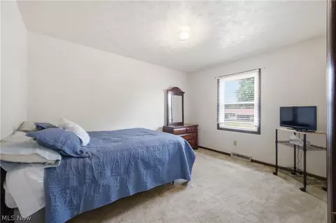 Bedroom - 7533 Jaguar Dr, Boardman, OH 44512 photo 3 of 7