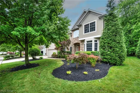 7043 Navajo Trl, Solon, OH 44139