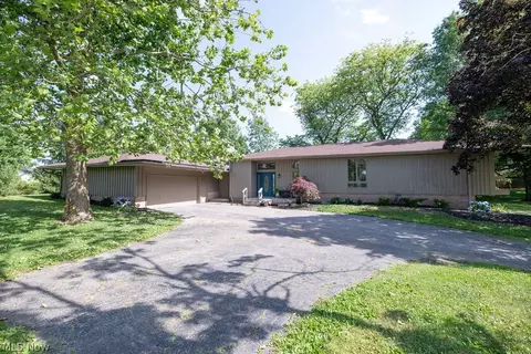 831 Brandon Cir, Aurora, OH 44202