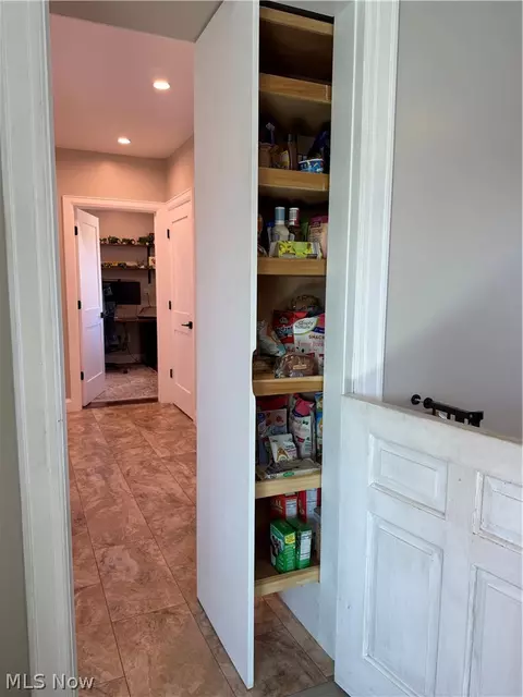 Entry Way - 13350 South Ave, Columbiana, OH 44408 photo 2 of 3