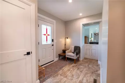 Entry Way - 13350 South Ave, Columbiana, OH 44408 photo 3 of 3