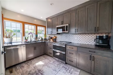 Kitchen - 13350 South Ave, Columbiana, OH 44408 photo 1 of 2
