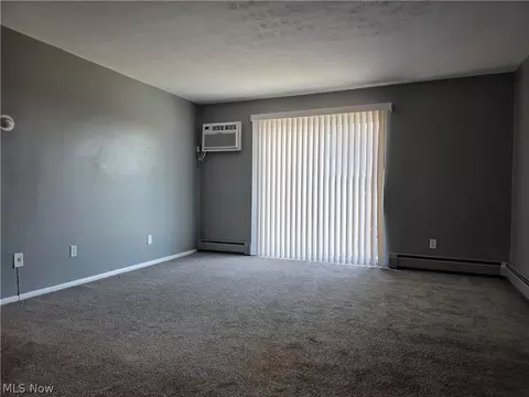 Living - 16101 E Maple Park Dr #12B, Maple Heights, OH 44137 photo 2 of 4