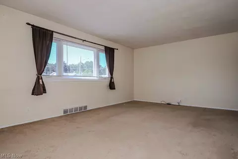 31505 Daniel Dr, Willowick, OH 44095 photo 3