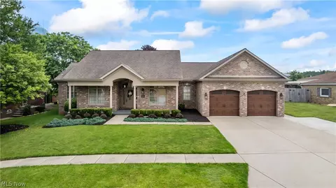 1324 Overlook Dr, Weirton, WV 26062