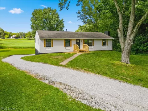 2195 Yorktown St NW, Uniontown, OH 44685