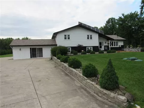890 Bristol Champion Townline Rd NE, Bristolville, OH 44402