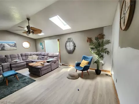 Living - 798 Devitt Ave, Campbell, OH 44405 photo 5 of 6