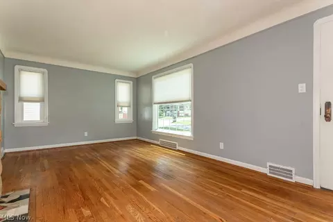 6106 Bradley Ave, Parma, OH 44129 photo 2