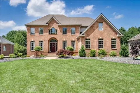 8021 Grayson Dr, Canfield, OH 44406