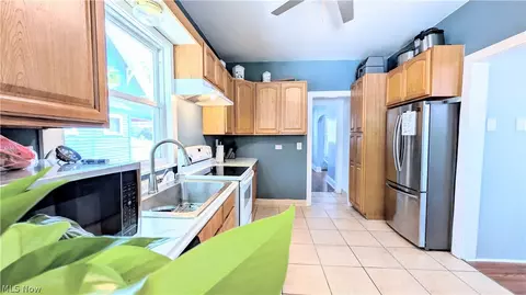 Kitchen - 1711 W 9th St, Ashtabula, OH 44004 photo 2 of 2