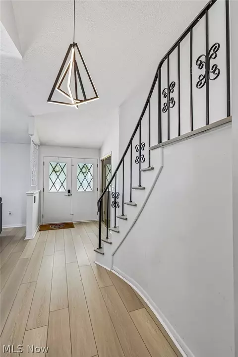 Entry Way - 4300 Washington Ave, Lorain, OH 44052 photo 2 of 4