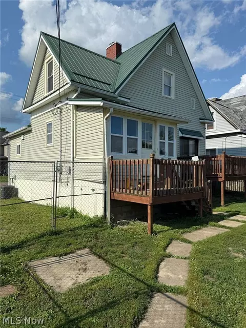 426 W 4th St, Uhrichsville, OH 44683