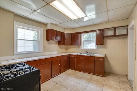 926 Work Dr, Akron, OH 44320 photo 8