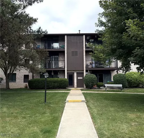 16370 Heather Ln #303, Middleburg Heights, OH 44130