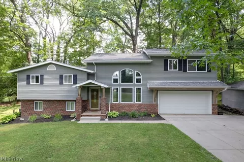 2045 Howard St NE, Hartville, OH 44632