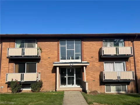 21841 River Oaks Dr #B11, Rocky River, OH 44116