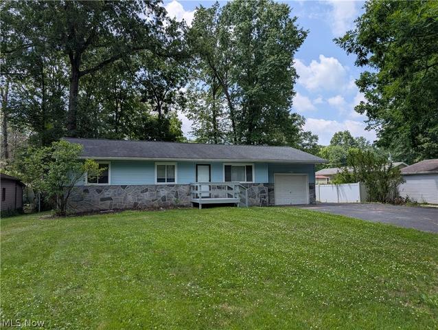 18015 Hillcrest Dr, Lake Milton, OH 44429