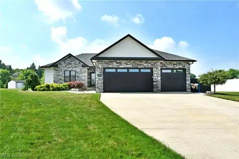 4885 Tree Line Trl, New Middletown, OH 44442
