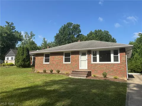1574 Sunview Rd, Lyndhurst, OH 44124