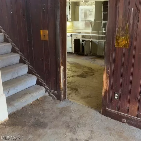 Entry Way - 943 Worden Rd, Wickliffe, OH 44092 photo 3 of 11