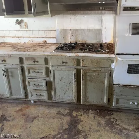 Kitchen - 943 Worden Rd, Wickliffe, OH 44092 photo 2 of 2