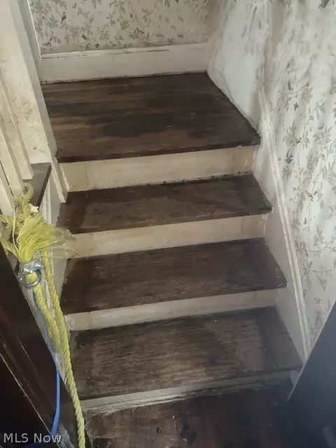 Entry Way - 943 Worden Rd, Wickliffe, OH 44092 photo 6 of 11