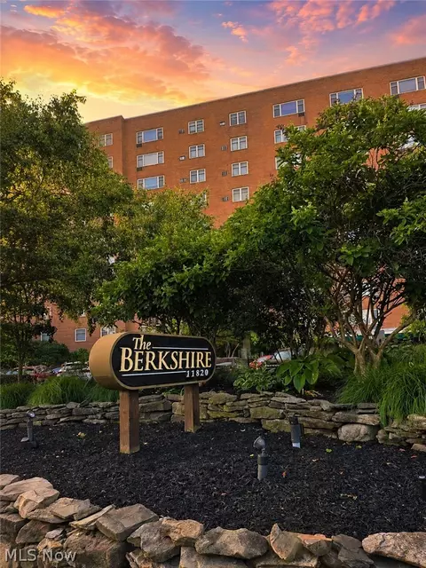 11820 Edgewater Dr #608, Lakewood, OH 44107