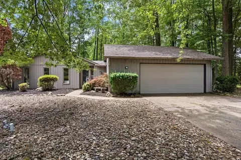 32633 Woodridge Ct, North Ridgeville, OH 44039
