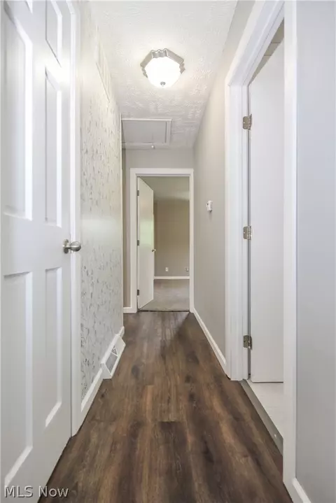 Entry Way - 122 Pine Ln, Barnesville, OH 43713 photo 2 of 4