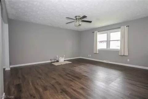 Living - 122 Pine Ln, Barnesville, OH 43713 photo 4 of 8