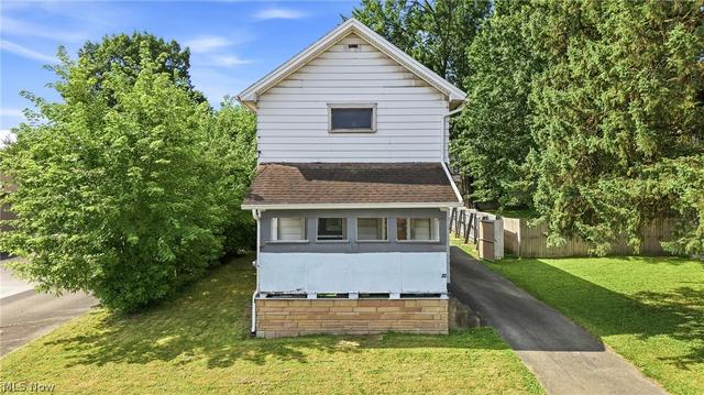 22 Spring St, Struthers, OH 44471