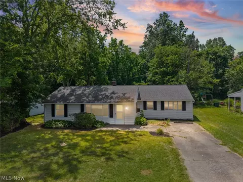27111 Lynn Dr, Olmsted Twp, OH 44138
