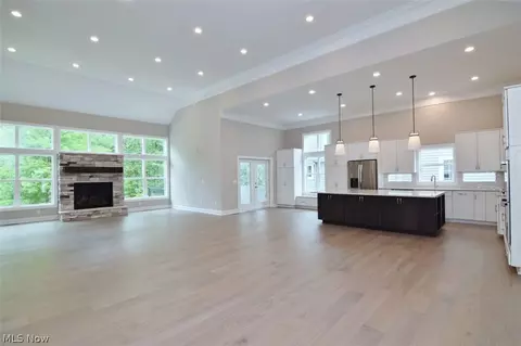 7994 Canyon Rdg, Chagrin Falls, OH 44023