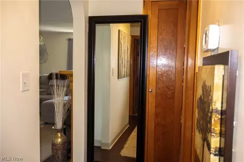 Entry Way - 288 E 248th St, Euclid, OH 44123 photo 5 of 8
