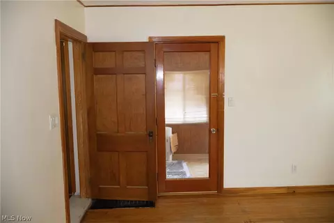 Entry Way - 288 E 248th St, Euclid, OH 44123 photo 2 of 8