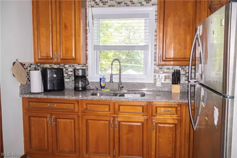 Kitchen - 288 E 248th St, Euclid, OH 44123 photo 2 of 4